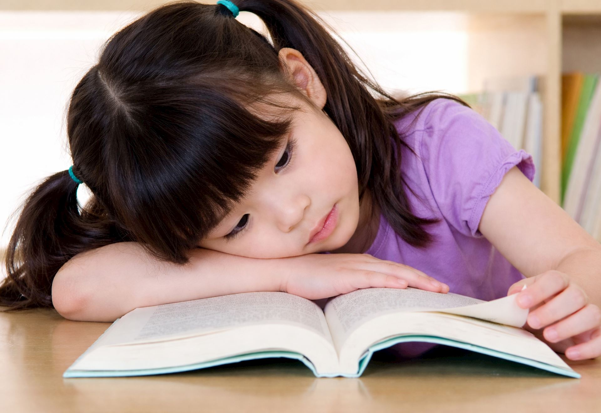 Dấu hiệu trẻ cần thay kính mà phụ huynh không nên bỏ qua