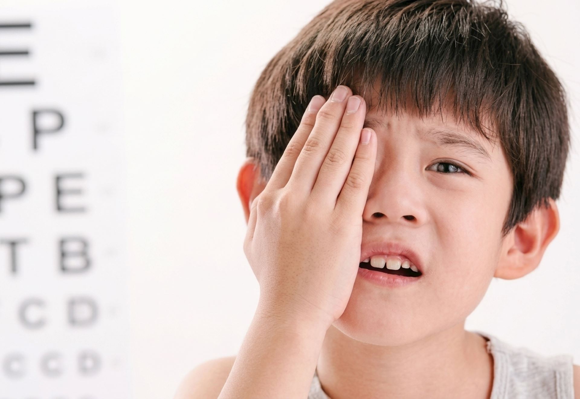 Trẻ thường xuyên nheo mắt hoặc nghiêng đầu khi nhìn