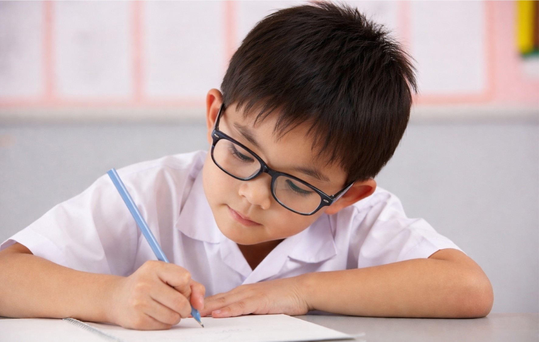 Dấu hiệu nhận biết trẻ cận thị nặng 