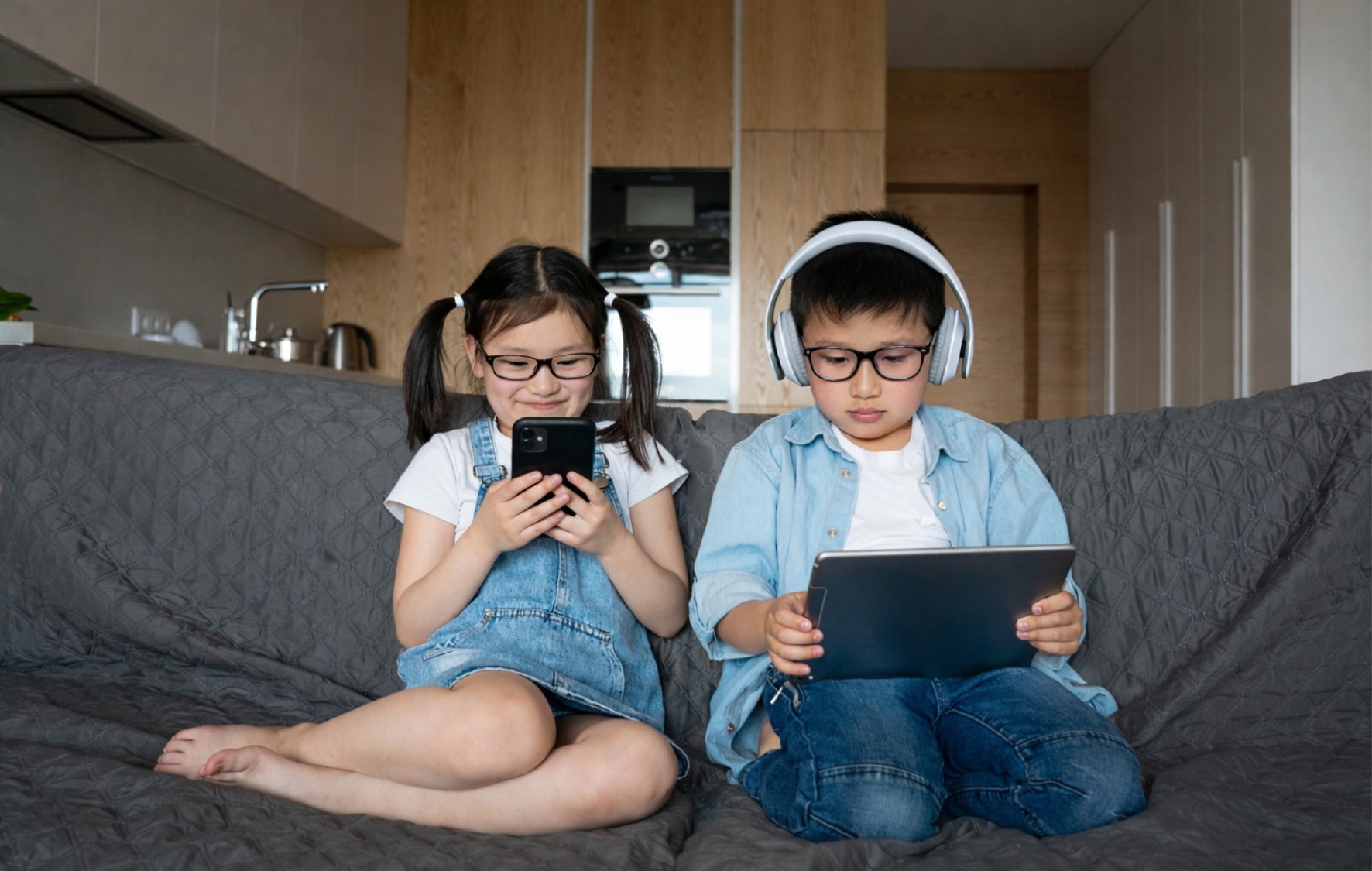 Thói quen sinh hoạt là yếu tố khiến trẻ bị cận thị nặng 