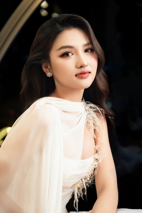 Á hậu Thu Ngân xóa cận Smile Pro AI 4.0: Mổ mắt xong make up, catwalk đều tự tin copy 012182